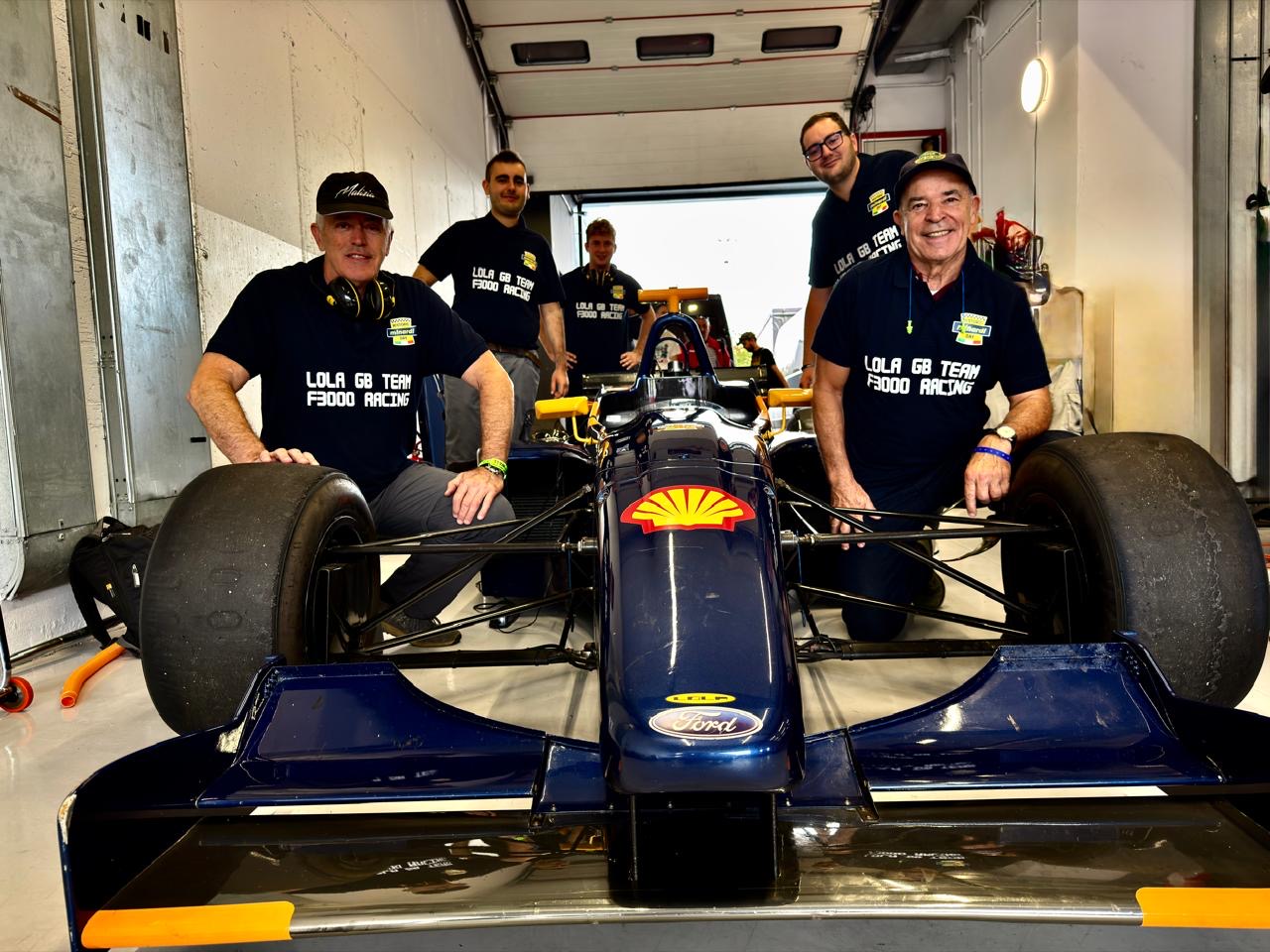 GB, Ernani e os dois mecânicos nos boxes